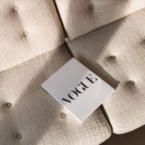 Magazine Vogue sur tissu beige, mise en valeur esthétique épurée